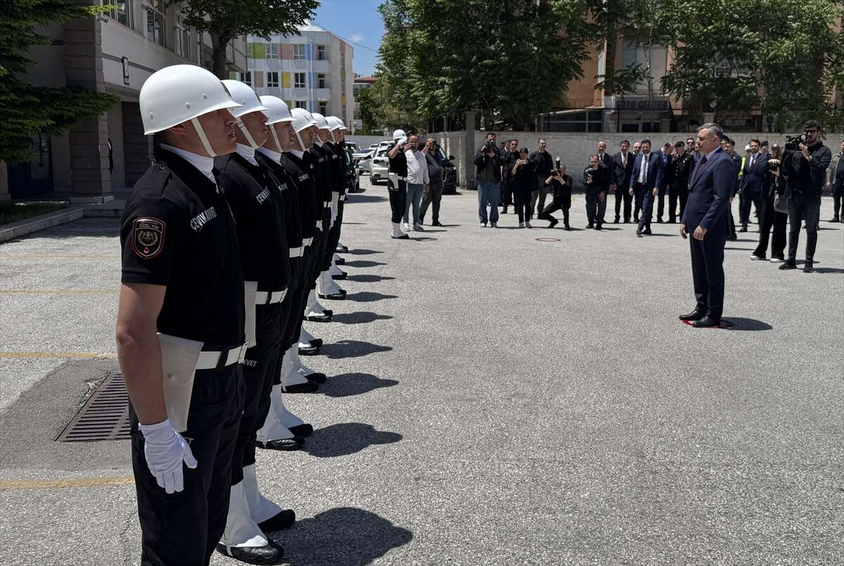Bakan Çiftçi baba ocağı Konya’da! Emniyet ve jandarma personeliyle bayramlaştı 2